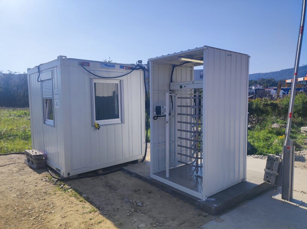 Turniketový systém pri existujúcu vrátnicu na stavbe MOREZ.jpg