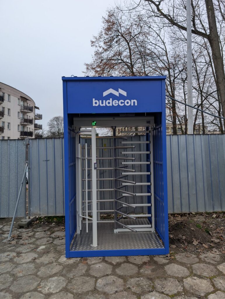 Celoosobový turniket na podeste v prenosnej konštrukcii Morez