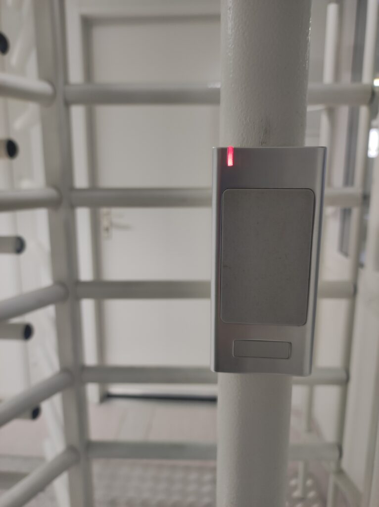 Moderný prístupový systém: čítačky kariet, biometria, vzdialený prístup a riadiaci softvér.